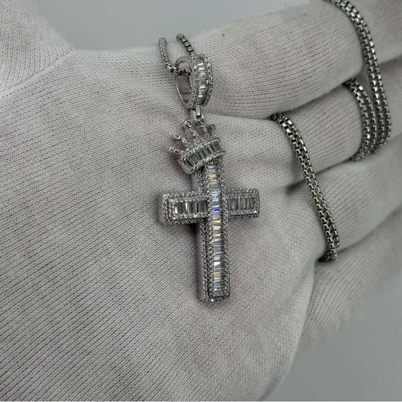 925 Sterling Silver White Gold Dipped Crown Cross Pendant CZ Iced Approx 10g - Picture 5 of 11